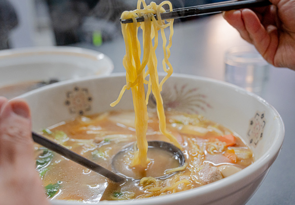 株式会社麺sエンジョイは「食の空間」を意識し、すべてのお客様に【味】と【空間】で満足していただくため、スタッフ一同尽力しております